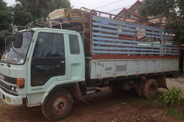 ***ขายแล้วครับขอบคุณ Truck2hand ขาย 6ล้อช่วงยาว 5.50ม. ISUZU ROCKY FRR 175 เครื่อง6BG1 175HP เครื่องส้มยอดนิยม แห้งๆไม่เยิ้มแรงดีประหยัด ช่วงล่างแน่นคัสซีสวยไม่ผุไม่ดาม กระบะคอกไม้ยาว5.50ม.สภาพดีไม่ผุ หัวบางภายในสวย คอนโซลครบ  พ.พาวเวอร์ ทริฟฟี่ ยาง8.25ดี