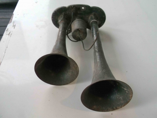 แตรลม งานญี่ปุ่น เก่าเก็บ ใช้การได้ดี มี 2 อัน เอาไปเถอะ!!!