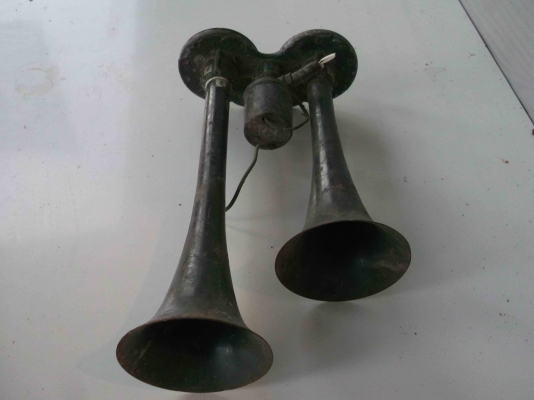 แตรลม งานญี่ปุ่น เก่าเก็บ ใช้การได้ดี มี 2 อัน เอาไปเถอะ!!!