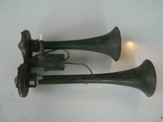 แตรลม งานญี่ปุ่น เก่าเก็บ ใช้การได้ดี มี 2 อัน เอาไปเถอะ!!!