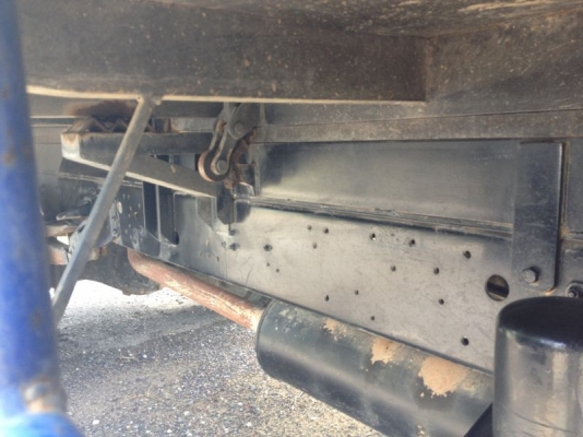 รถฮีโน่ 6 ล้อดั้ม 220 แรงม้า  สนใจติดต่อ 081 - 6079515