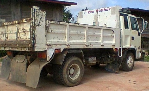 ISUZU ROCKY 195 HP 6HE1 หกล้อดั๊มพ์ ช่วงล่างใหญ่ยาง 8.25 ขอบ 16 สภาพดี กระบะดั๊มพ์เหล็ก 6 ตันยิงหน้าความยาว 3.60 เมตรสวยดี เครื่องแห้งแรงดีไม่เยิ้ม ภายในเก๋งคอนโซลครบพร้อม แอร์เย็น พวงมาลัยเพาเวอร์ กระจกไฟฟ้า ระบบเบรคทริ๊ปฟี้ ยางสภาพดี 70\% พร้อมใช้งาน เอก