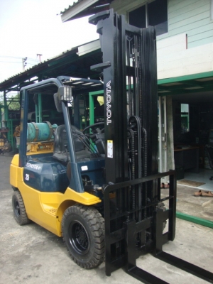 ขายรถโฟล์คลิฟท์  TOYOTA  7FG25 (รถนอกนำเข้า) เครื่องยนต์เบนซิน+แก๊ส เกียร์ธรรมดา  เสา 3 ท่อน สูง 6 เมตร  งา 1,070  มม. ยางตัน