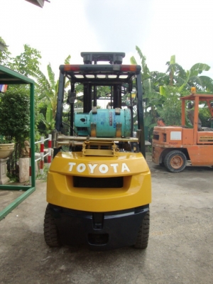 ขายรถโฟล์คลิฟท์  TOYOTA  7FG25 (รถนอกนำเข้า) เครื่องยนต์เบนซิน+แก๊ส เกียร์ธรรมดา  เสา 3 ท่อน สูง 6 เมตร  งา 1,070  มม. ยางตัน