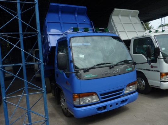 ISUZU NKR การ์ตูน  135 HP 4 สูบป้ายเล็กไม่ติดเวลากระบะดั้มพ์ 3 เมตร