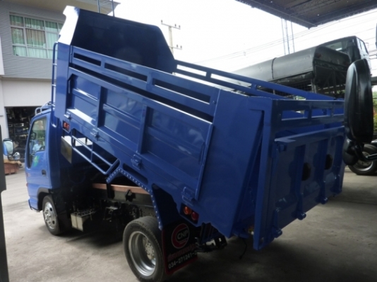 ISUZU NKR การ์ตูน  135 HP 4 สูบป้ายเล็กไม่ติดเวลากระบะดั้มพ์ 3 เมตร