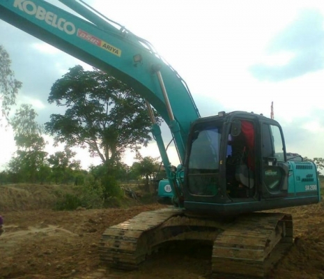 KOBELCO MARK 8 YN12 SUPER SK-200 รถบอดี้สวยเดิมๆมากครับ ทำงาน 5,500 ชม. เครื่องแห้งแรงดี ภายในห้องเก๋งสะอาดสวย แอร์เย็น ไฟฟ้าหน้าจอครบหมด ภายนอกบูมอาร์มสวยไม่มีดาม ช่วงล่างแน่นดีประมาณ 80\% พร้อมทำงานได้เลย เอกสารเล่มทะเบียนครบพร้อมโอน ราคาต่อรองได้ครับ