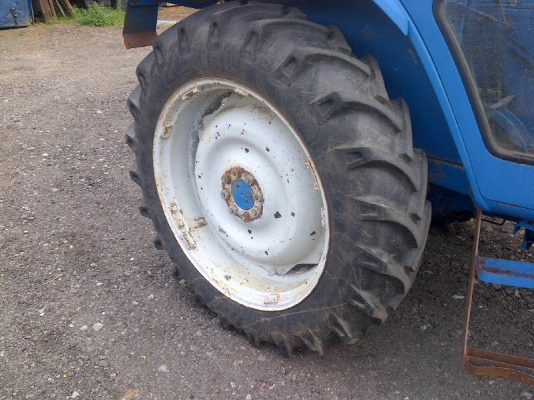 รถไถฟอร์ดเพลาเดียว 6600 ยางสวย ห้องเก๋งสวย รถไถฟอร์ดเพลาเดียว 6600 ยางสวย ห้องเก๋งสวย