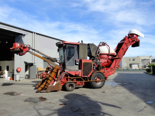 รถตัดอ้อย CASE 7000 ปี 2007 ล้อยาง เครื่อง Iveco 350 แรงม้า ใช้งาน 5,000 ชั่วโมง