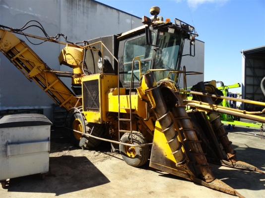 รถตัดอ้อย Cameco ปี 1995 เครื่อง Caterpillar 325 แรงม้า ล้อยาง รถตัดอ้อย Cameco ปี 1995 เครื่อง Caterpillar 325 แรงม้า ล้อยาง