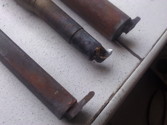 มีดกลึงแบบเชื่อมติดพร้อมด้ามและเจียร์ให้(มีVDOทดสอบกลึงให้ดู) ใช้ได้เลยเมื่อไปถึง เชื่อมให้แบบหนึ่งด้านและสองด้าน