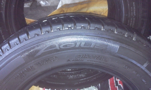 ขายยาง215  70 15 Michelin AGILIS ปี11/10เส้นละ600 มีสองเส้น