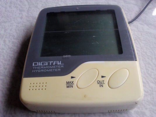 เครื่องวัดอุณหภูมิ สามารถวัดความชื่นในอากาศได้ด้วยใช้ถ่านAAก้อนเดียว มี10 เครื่อง