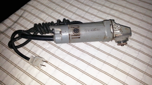 ขายหินเจีย(ลูกหมู)ขนาดใส่ใบ4นิ้วยี่ห้อMAKITAรุ่น9500ของแท้MADE IN JAPAN