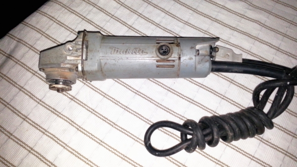 ขายหินเจีย(ลูกหมู)ขนาดใส่ใบ4นิ้วยี่ห้อMAKITAรุ่น9500ของแท้MADE IN JAPAN