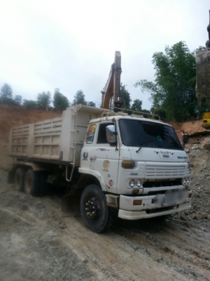 ขายรถบรรทุกสิบล้อดั๊มพ์ Nissan เครื่อง 260 แรง ด.เคซีโคราช ทะเบียนพร้อม