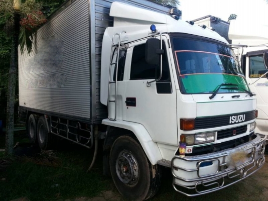 รถอิซูซุ 10 ล้อ ตู้เย็น เปลื่ยนเครื่อง 185 แรงม้า  สนใจติดต่อ 081 - 6079515