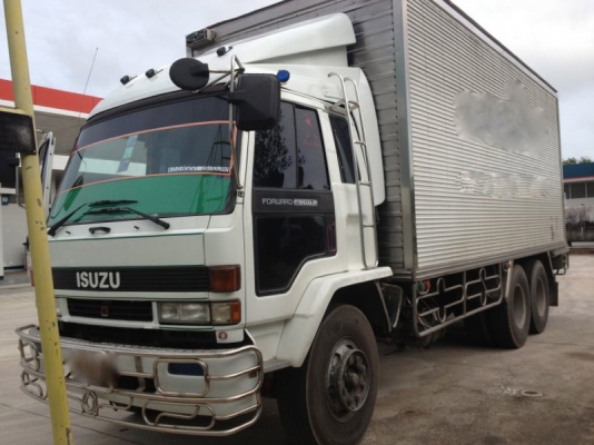 รถอิซูซุ 10 ล้อ ตู้เย็น เปลื่ยนเครื่อง 185 แรงม้า  สนใจติดต่อ 081 - 6079515