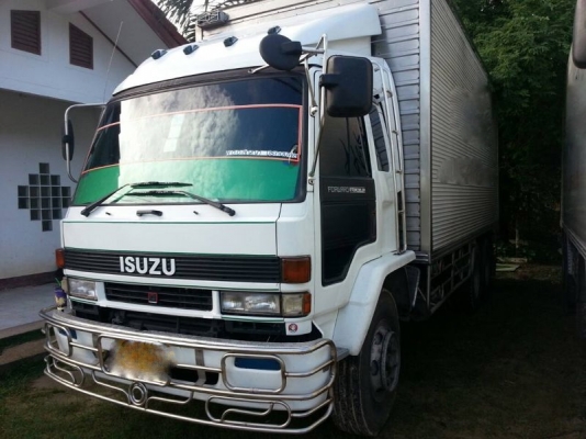 รถอิซูซุ 10 ล้อ ตู้เย็น เปลื่ยนเครื่อง 185 แรงม้า  สนใจติดต่อ 081 - 6079515