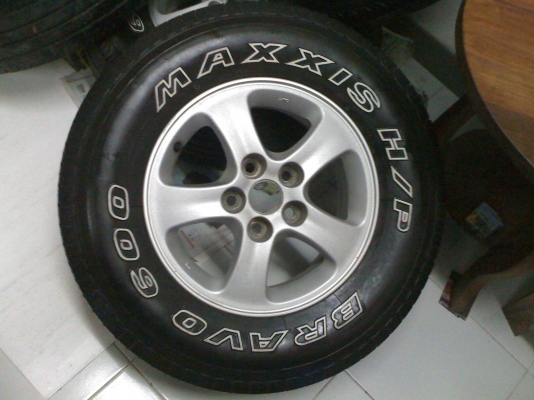 ขายด่วน! แม็กพร้อมยาง 1 ชุด 4 วง 225 70 R15 ครับ