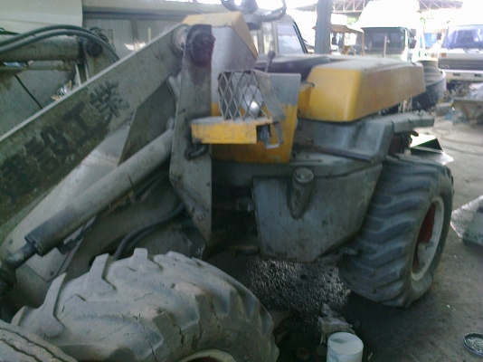 รถตักล้อยาง4x4 WA40 (KOMATSU)รถนอก จอดไว้ในโรงจอดไม่ได้ใช้ รถสภาพยังใช้งานได้ดี