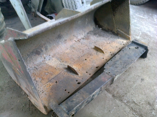 รถตักล้อยาง4x4 WA40 (KOMATSU)รถนอก จอดไว้ในโรงจอดไม่ได้ใช้ รถสภาพยังใช้งานได้ดี