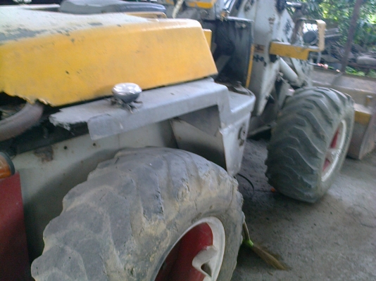 รถตักล้อยาง4x4 WA40 (KOMATSU)รถนอก จอดไว้ในโรงจอดไม่ได้ใช้ รถสภาพยังใช้งานได้ดี