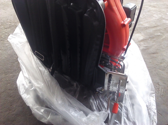 เครื่องพ่นปุ๋ยนพ่นยาสะพายหลังรุ่น TU26 ของMITSUBISHI ชนิดใช้ใบพัดลมพ่นเม็ดปุ๋ยหริอพ่นน้ำยาได้