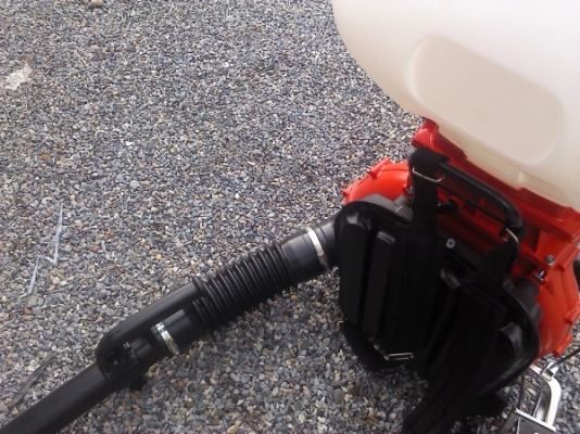 เครื่องพ่นปุ๋ยนพ่นยาสะพายหลังรุ่น TU26 ของMITSUBISHI ชนิดใช้ใบพัดลมพ่นเม็ดปุ๋ยหริอพ่นน้ำยาได้