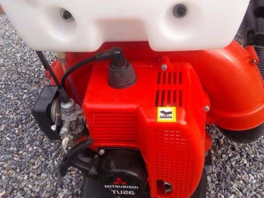 เครื่องพ่นปุ๋ยนพ่นยาสะพายหลังรุ่น TU26 ของMITSUBISHI ชนิดใช้ใบพัดลมพ่นเม็ดปุ๋ยหริอพ่นน้ำยาได้