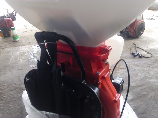 เครื่องพ่นปุ๋ยนพ่นยาสะพายหลังรุ่น TU26 ของMITSUBISHI ชนิดใช้ใบพัดลมพ่นเม็ดปุ๋ยหริอพ่นน้ำยาได้