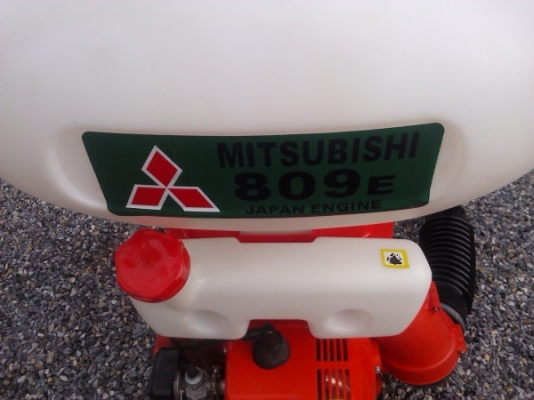 เครื่องพ่นปุ๋ยนพ่นยาสะพายหลังรุ่น TU26 ของMITSUBISHI ชนิดใช้ใบพัดลมพ่นเม็ดปุ๋ยหริอพ่นน้ำยาได้