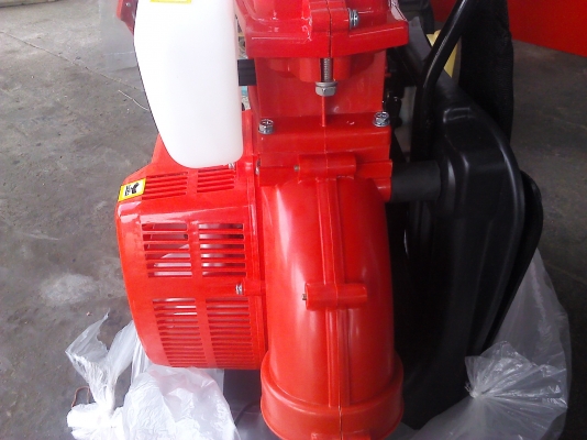 เครื่องพ่นปุ๋ยนพ่นยาสะพายหลังรุ่น TU26 ของMITSUBISHI ชนิดใช้ใบพัดลมพ่นเม็ดปุ๋ยหริอพ่นน้ำยาได้