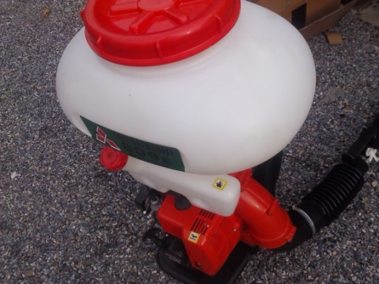 เครื่องพ่นปุ๋ยนพ่นยาสะพายหลังรุ่น TU26 ของMITSUBISHI ชนิดใช้ใบพัดลมพ่นเม็ดปุ๋ยหริอพ่นน้ำยาได้