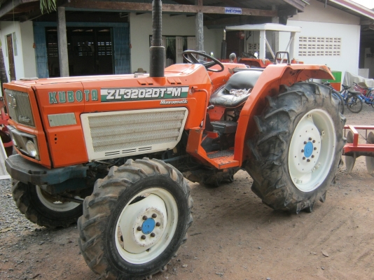 ขายด่วนรถไถนาคูโบต้า zl 3202 dt-m 4wd 2เพลาพวงมาลัยเพาเวอร์ พร้อมอุปกรณ์ผาน lcs 6x22พร้อมใช้ครับ.....