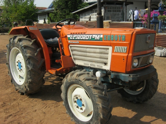 ขายด่วนรถไถนาคูโบต้า zl 3202 dt-m 4wd 2เพลาพวงมาลัยเพาเวอร์ พร้อมอุปกรณ์ผาน lcs 6x22พร้อมใช้ครับ.....