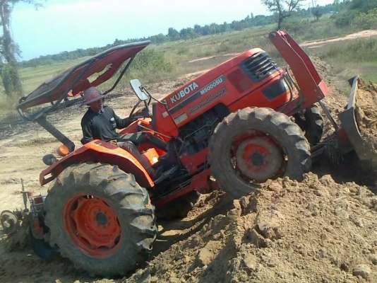 KUBOTA M5000 SU - 2 เพลา ทำงาน 3,500 ชม. มีอุปกรณ์ครบ มีใบดันหน้า ผานพรวนดิน 6 ช่วงล่างแน่น เครื่องไม่มีเยิ้มกำลังดีมาก ยางสภาพดี 4 เส้นหน้าหลังประมาณ 70\% เอกสารเล่มทะเบียนครบพร้อมครับ