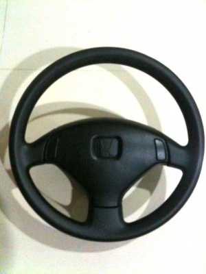 พวงมาลัย ฮอนด้า สภาพดี มีรอยตรงมือจับด้านบน เอาไปใส่ตัวหุ้มพวงมาลัย จบ ออกมาสวยงาม ราคา 600 บาท Tel.085-150-9040