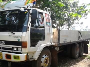 ISUZU ROCKY 175 HP 6BG1 สิบล้อเพลาเดียว กระบะเหล็กยาว 6 เมตร เครื่องแรงดีแห้งดี หัวเก๋งบางไม่มีผุแถมมีหมวกเก๋งให้ด้วยครับ แอร์ พวงมาลัยเพาเวอร์ เบรคทริ๊ปฟี้ ช่วงล่างคัชซีสวยไม่มีดาม ยางสภาพดี 70\% เอกสารเล่มทะเบียนครบพร้อมโอนครับ