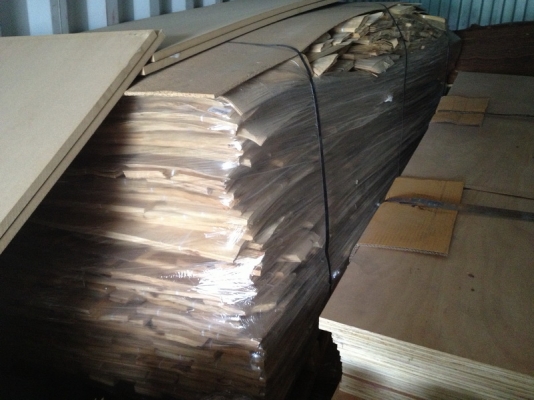 ขายไม้อัดอิตาลี ไม้ใหม่สภาพสวย พร้อมลายไม้ จำนวน 2 ตู้คอนเทรนเนอร์