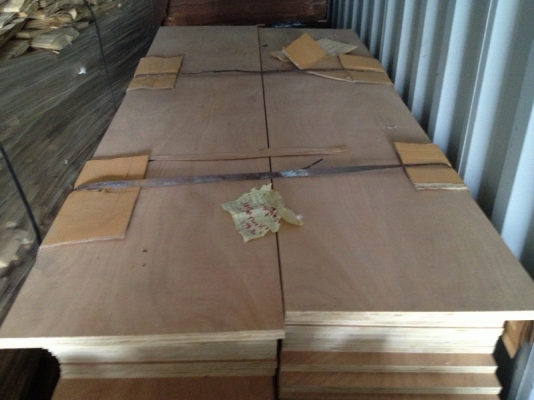 ขายไม้อัดอิตาลี ไม้ใหม่สภาพสวย พร้อมลายไม้ จำนวน 2 ตู้คอนเทรนเนอร์