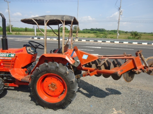 รายละเอียด ขายรถไถคูโบต้า L2002DT-M เครื่องดี สภาพเดิมๆ สีเดิม รถสวย 80-90 \% 2เพลา พร้อมใช้งาน อุปก
