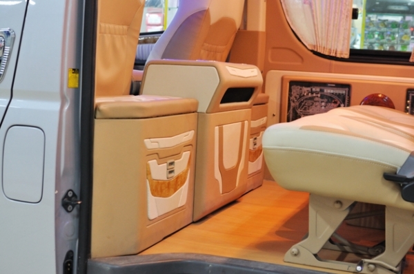 ขายด่วน Commuter 2010 แต่ง VIP 3แถว 9ที่นั่ง ภายในแต่งใหม่