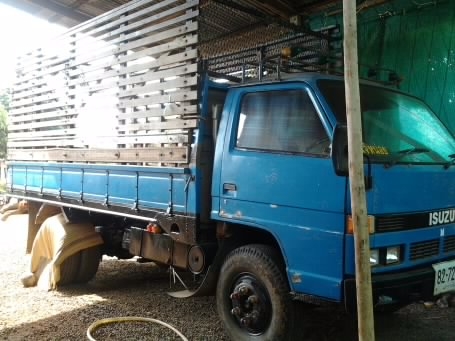 ISUZU NPR 115 HP 4BD1 ปี 35 กระบะเหล็กคอกไม้ยาว 4.30 เมตรสภาพดีมากครับ เครื่องแน่นแห้งดี ภายในเก๋งอยู่ครบ ช่วงล่างคัชซีสวยไม่มีแตก คานหน้า F เฟืองท้ายใหญ่ติด F เรียบร้อย เอกสารทะเบียนภาษีครบพร้อมโอนครับ