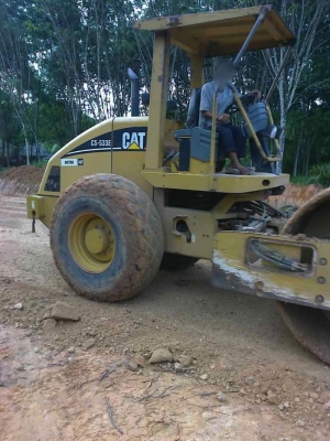 รถบด CAT  CS-533E  สั้นสะเทือน เปลื่อกเรียบ  ( รถใช้งานมา 3 ปี )   สนใจติดต่อ 081-6079515