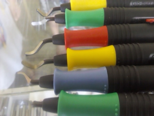 ชุดมีดขุดลบคม แต่งขอบชิ้นงาน เพื่อไม่ให้มีคมบาดมือ มีหลายแบบให้เลือก