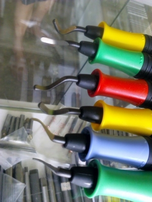 ชุดมีดขุดลบคม แต่งขอบชิ้นงาน เพื่อไม่ให้มีคมบาดมือ มีหลายแบบให้เลือก