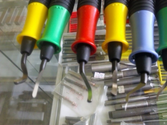 ชุดมีดขุดลบคม แต่งขอบชิ้นงาน เพื่อไม่ให้มีคมบาดมือ มีหลายแบบให้เลือก