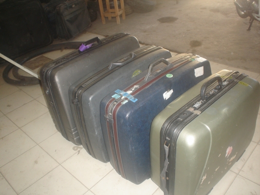 เบื่อเมืองไทย ไปเที่ยวเมืองนอก    นี่เลยกระเป๋า 4 ใบใหญ่ๆๆหนาๆๆ