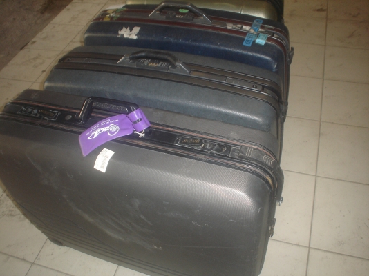 เบื่อเมืองไทย ไปเที่ยวเมืองนอก    นี่เลยกระเป๋า 4 ใบใหญ่ๆๆหนาๆๆ